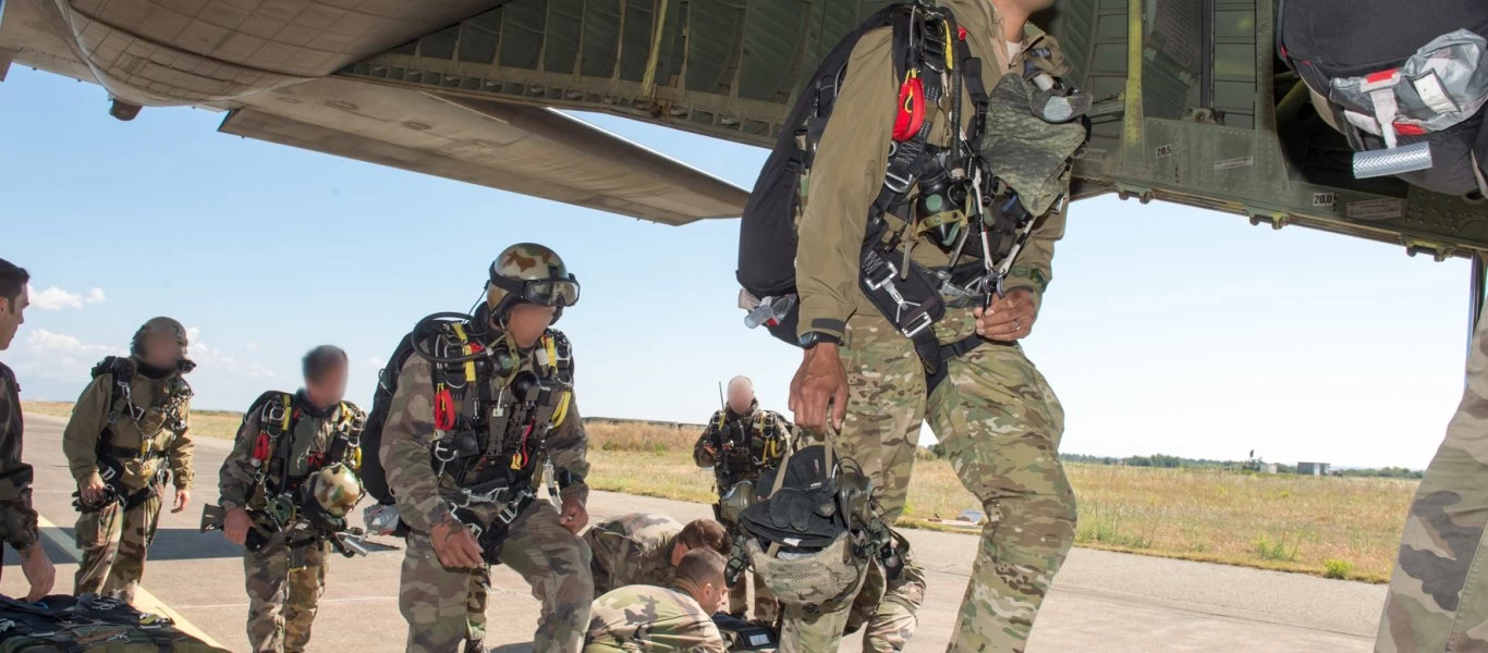 Λάος: Ο πρώτος σκύλος που πραγματοποίησε ελεύθερη πτώση με οξυγόνο!